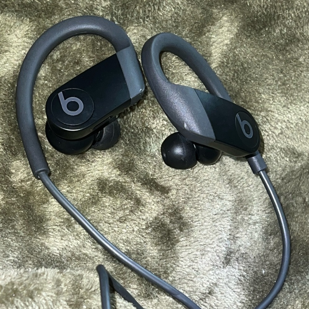 Wireless Powerbeat 4 headphones